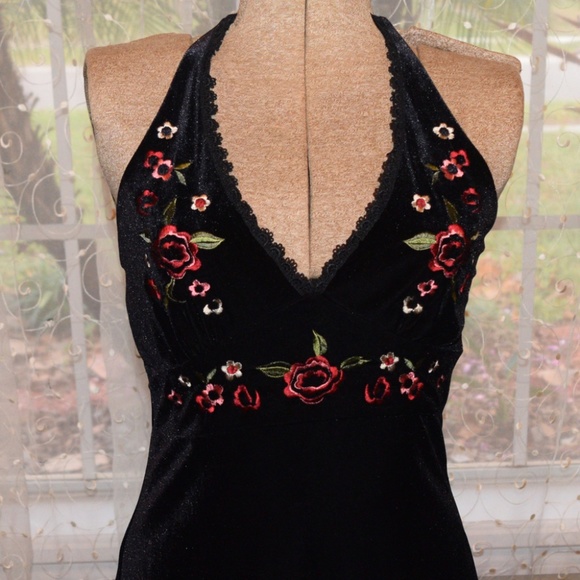 Forever 21 Tops - Forever 21 Halter top black velvet roses size M